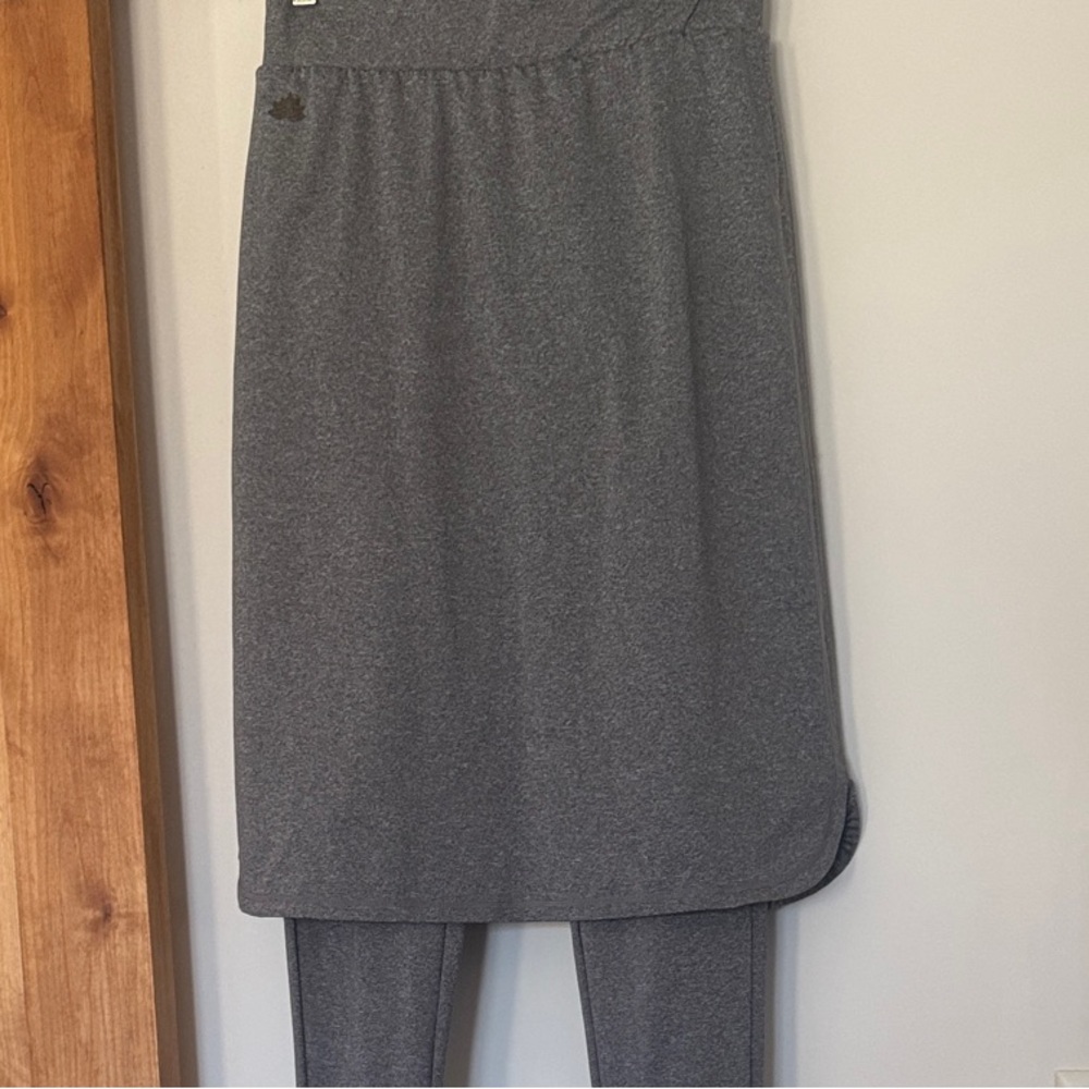 Snoga Athletics-Gray crop Skirt with ankle Leggings- Size small